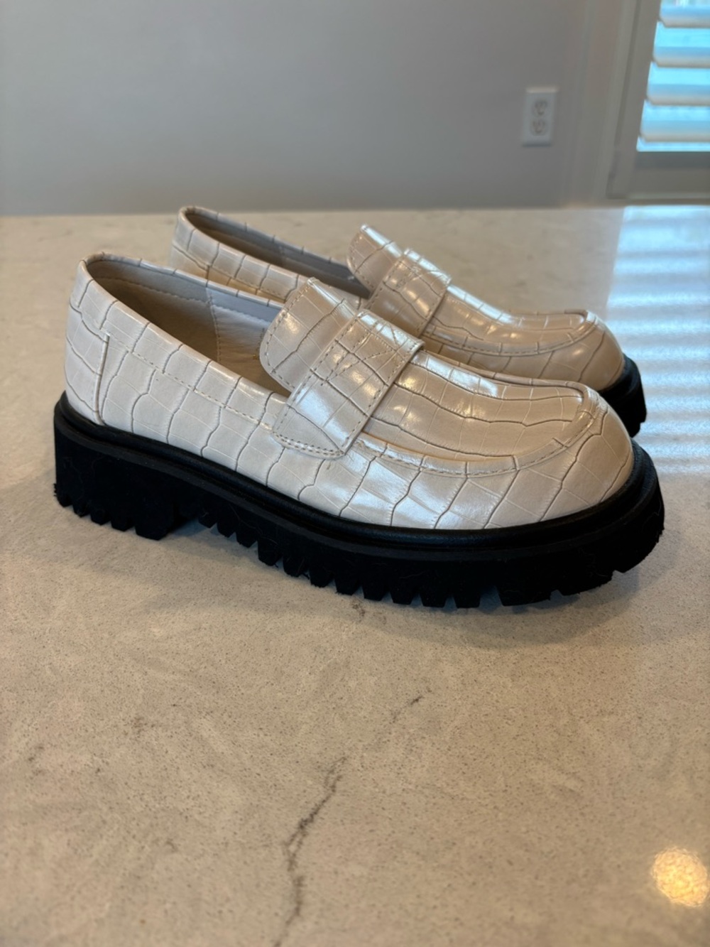 Beach by Matisse Croc-Embossed Loafers size 6